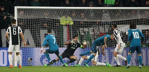 Cristiano Ronaldo (7) dává gól v Turíně proti Juventusu ve čtvrtfinále Ligy mistrů.