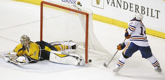 Pekka Rinne (35) v bráně Nashvillu pochytal proti Edmontonu všechno, nepřekonal ho ani Jordan Eberle (14) z trestného střílení.