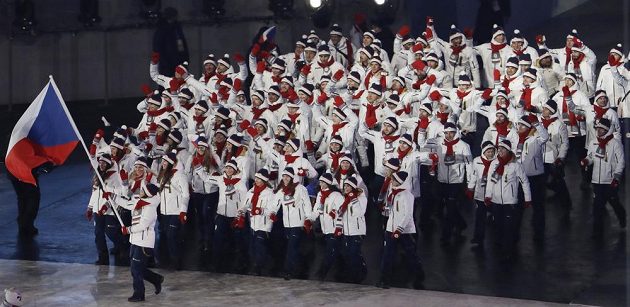 Česká výprava při slavnostním zahájení olympijských her, vlajku nese Eva Samková.