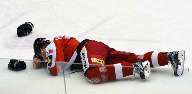 Olomoucký hráč Peter Húževka po nechtěném zásahu hokejkou do obličeje od protihráče.