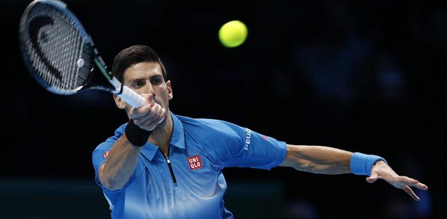 Srb Novak Djokovič během prvního setu, který proti Tomáš Berdychovi vyhrál a zajistil si postup ze skupiny na Turnaji mistrů v Londýně.