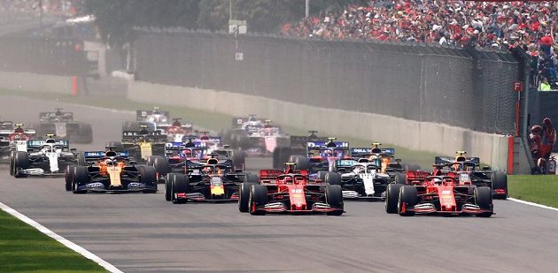 Start Velké ceny Mexika. Vpředu oba červené vozy Ferrari, mezi nimi Lewis Hamilton na mercedesu.
