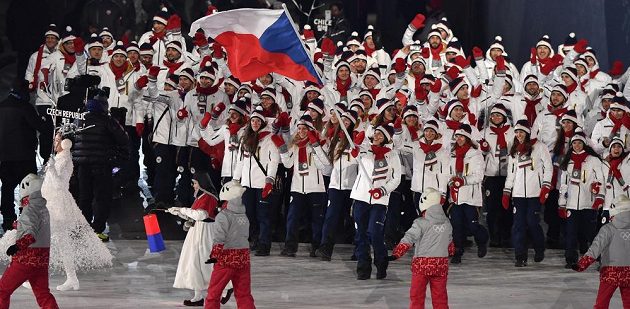Slavnostní zahájení olympiády. Česká výprava v čele s vlajkonoškou Evou Samkovou.