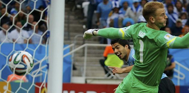 Uruguayec Luis Suárez si naběhl za obranu a Joe Hart v anglické bráně neměl proti jeho hlavičce šanci.