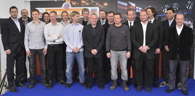 Hrdinové z Nagana po 15 letech: zleva R. Čechmánek, J. Beránek, L. Procházka, M. Procházka, D. Hašek, P. Patera, D. Moravec, R. Šmehlík, R. Reichel, F. Kučera, J. Špaček, J. Čaloun, M. Ručinský, J. Šlégr, R. Lang, V. Růžička a M. Straka.