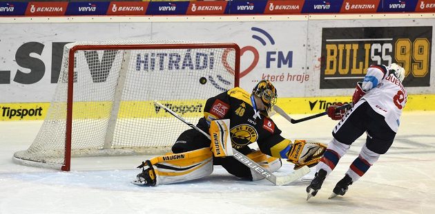 Pardubický Peter Quenneville překonává jedinou brankou utkání v samostatných nájezdech litvínovského brankáře Michaela Petráska.