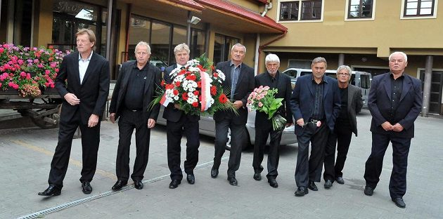 Osm bývalých hráčů brněnské Zbrojovky (zleva) Josef Hron, Jindřich Svoboda, Josef Mazura, Rostislav Václavíček, Karel Jarůšek, Karel Kroupa, Jan Kopenec a Vítězslav Kotásek odjíždí na pohřeb Josefa Masopusta.