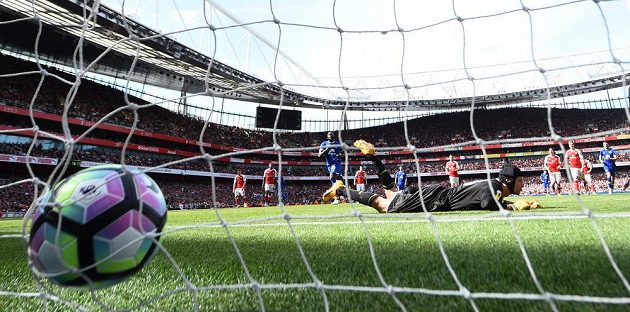 Petr Čech v bráně Arsenalu překonán, postaral se o to Romelu Lukaku z Evertonu.