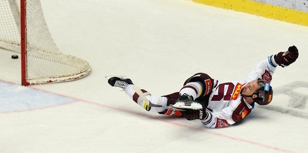 Jan Buchtele ze Sparty raduje z gólu, který posléze rozhodčí neuznali kvůli kopnutí puku do branky.