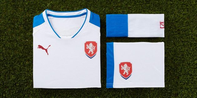 Komplet české reprezentace pro záapsy na hřištích soupeře.