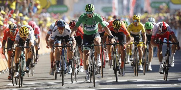 Už je to jasné. Snaha soupeřů je marná. První je Slovák Peter Sagan (v zeleném).