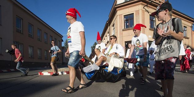 Ústí nad Orlicí přivítalo místního rodáka Jaroslava Kulhavého (uprostřed) po úspěchu na OH v japonském stylu, po slavnostním ceremoniálu se vydal průvod účastníků s oslavencem po městě.