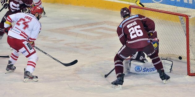 Třinecký hokejista Zbyněk Irgl (vlevo) dává rozhodující gól v sérii proti Spartě. Juraj Mikuš ani brankář Jaroslav Janus pohromě nezabránili.
