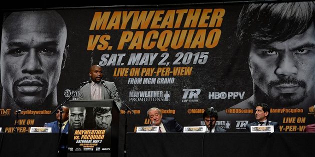 Americký boxer Floyd Mayweather hovoří v Los Angeles k novinářům o duelu s Mannym Pacquiaem.