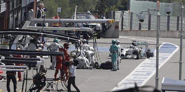 Brit Lewis Hamilton ze stáje Mercedes zajíždí do boxů kvůli defektu zadní pneumatiky.