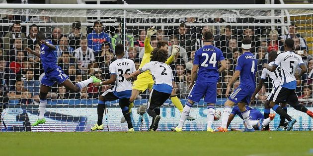 Willian (není na snímku) z Chelsea střílí gól do sítě Newcastlu. Zcela vlevo je Ramires, který na míč jen o kousek nedosáhl.
