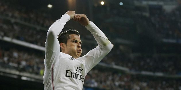 Oslavné gesto Cristiana Ronalda v utkání proti Schalke, v němž překonal Raúlův střelcký rekord.