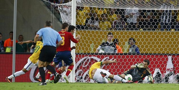 Brazilec Fred střílí ve finále Poháru FIFA gól za záda brankáře Ikera Casillase ze Španělska.