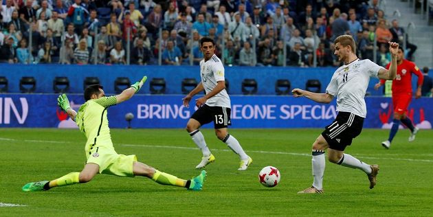 Německý záložník Timo Werner nezištně přihrává míč Larsi Stindlovi, který vstřelil první gól finále Poháru FIFA.