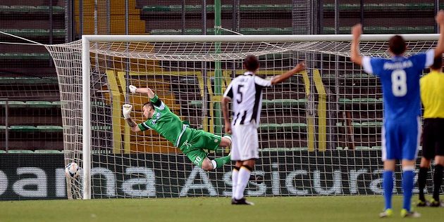Brankář Udine Ivan Kelava inkasuje první gól z kopačky Sergeje Rybalky (není na snímku).