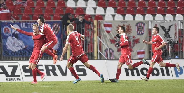 Michal Škoda (zcela vlevo) se raduje z vítězného gólu se spoluhráči z Brna - dále zleva Tadas Kijanskas, Petr Pavlík, Jan Sedlák a Milan Lutonský.