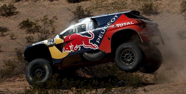 Španěl Carlos Sainz s peugeotem, nový lídr v kategorii automobilů, na trati 9. etapy Rallye Dakar.