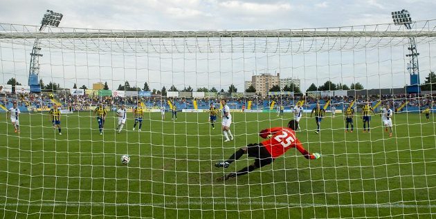 Liberecký záložník Marek Jarolím překonává z pokutového kopu košického brankáře Darka Tofiloského.