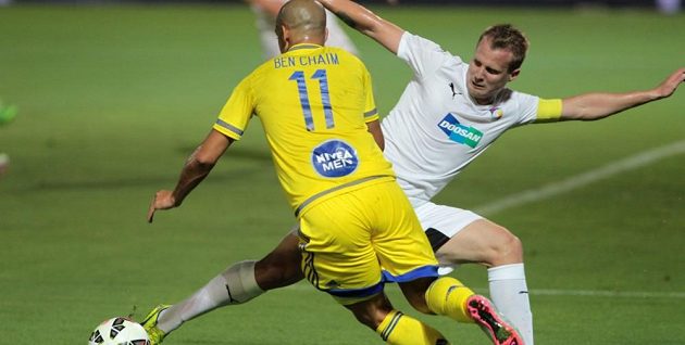 Plzeňský kapitán David Limberský (v bílém dresu) a izraelský útočník Ben Haim z Maccabi Tel Aviv.