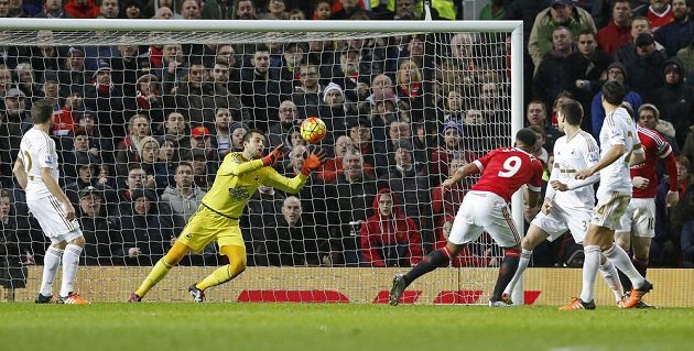 Anthony Martial (č. 9) z Manchesteru United střílí gól proti Swansea ve 20. kola anglické Premier League.