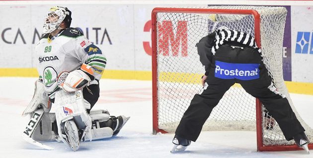 Brankář Boleslavi Martin Růžička po inkasování čtvrtého gólu od Třince. Je rozhodnuto.