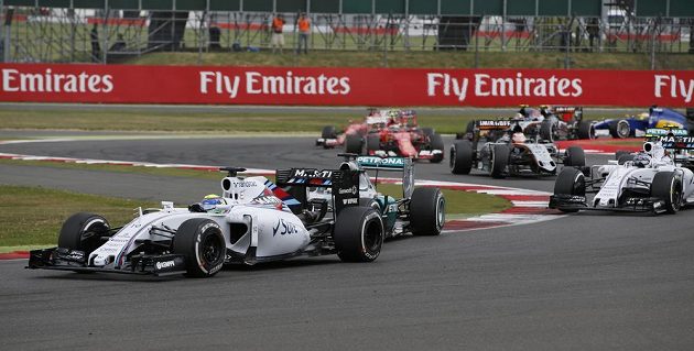 Felipe Massa (vlevo) během Velké ceny Velké Británie. Doráží na něj domácí pilot Lewis Hamilton.