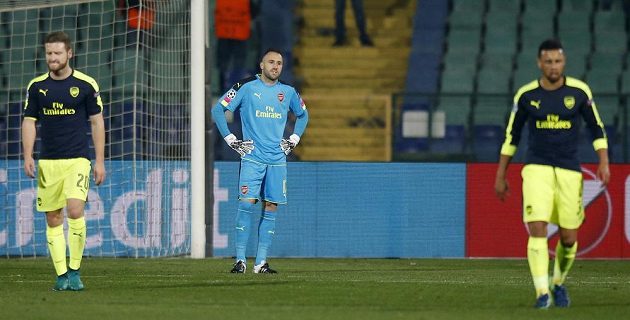 Brankář Arsenalu David Ospina (uprostřed) a jeho spoluhráči poté, co Claudiu Keseru (není na snímku) dal gól Ludogorce Razgrad.