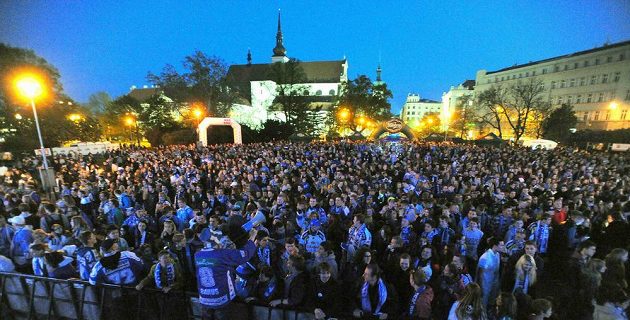 Zaplněné Moravském náměstí v Brně. Fanoušci Komety sledují na velkoplošné obrazovce úvodní finálový duel play off extraligy se Zlínem.