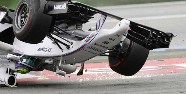 Kotrmelec Felipeho Massy sice vypadal hrůzostrašně, ale Brazilec z něj vyvázl bez zranění.