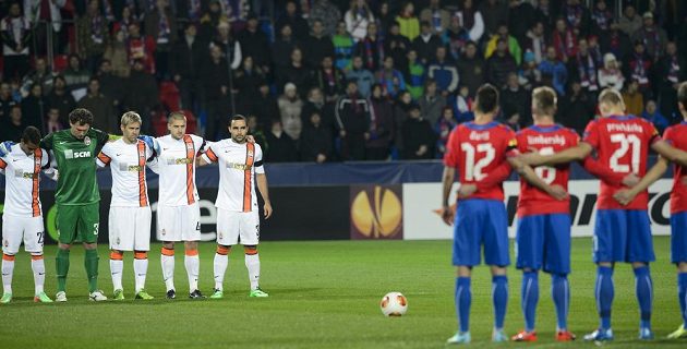 Minuta ticha za oběti násilí na Ukrajině před utkáním Plzně proti Šachtaru Doněck.