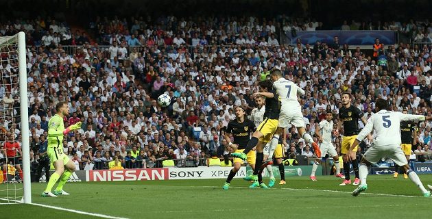 Cristiano Ronaldo střílí vedoucí gól Realu Madrid v semifinále Ligy mistrů s Atlétikem.