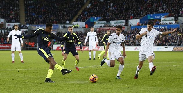 Střela Alexe Iwobiho z Arsenalu v utkání proti Swansea, kterou si do vlastní brány srazil stoper Jack Cork (první zprava).
