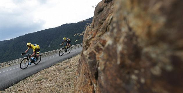 Brit Chris Froome na trati 15. etapy Tour de France následován Španělem Alejandrem Valverdem.