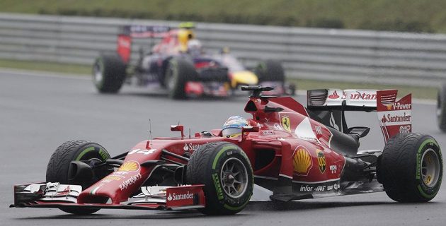Španěl Fernando Alonso na ferrari udržel druhé místo před dotírajícími jezdci Mercedesu.