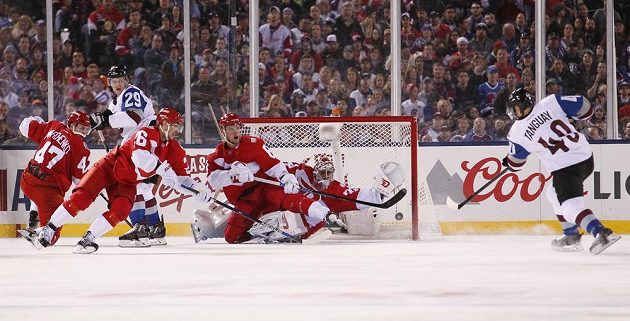 Útočník Alex Tanguay (40) z Colorada překonává gólmana Detroitu Petra Mrázka (34) v zápase Winter Classic v Denveru.
