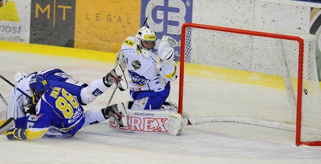 Brankář Komety Marek Čiliak inkasuje gól v duelu se Zlínem. Zleva brněnský obránce Michal Kempný a útočník Beranů Zdeněk Okál.