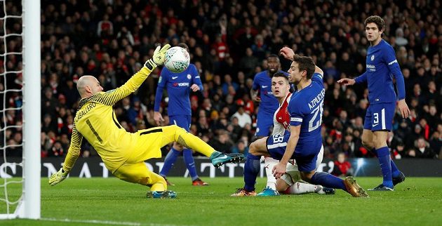 Granit Xhaka (v červeném) špičkou kopačky trefil míč, který skončil až v síti. Ani brankář Caballero a obránce Azpilicueta nedokázali střelu zablokovat.