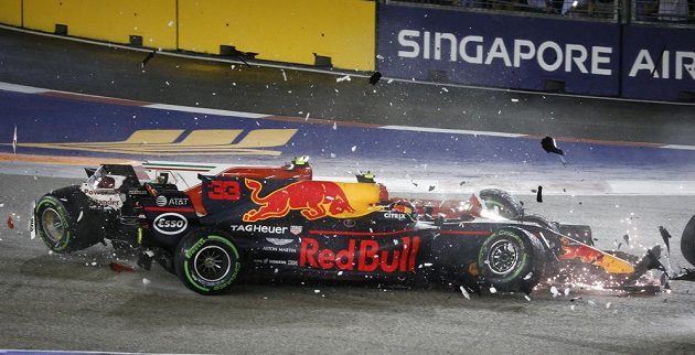 Max Verstappen a Kimi Räikkönen při Velké ceně Singapuru. Pro oba závod skončil.