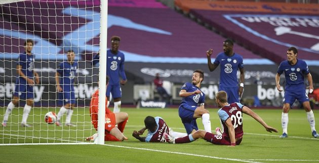 Záložník West Hamu Tomáš Souček vstřelil do sítě Chelsea gól, který ale nakonec sudí kvůli porušení pravidel neuznal.