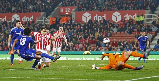 Loïc Rémy v nastaveném čase vykřesal ještě Chelsea naději, v penaltovém rozsřelu však zhasla.