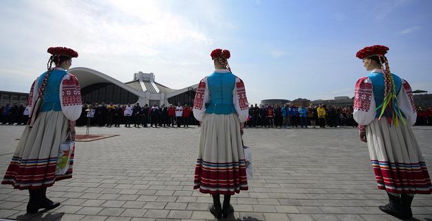 Dívky v krojích na slavnostním vyvěšování vlajek účastnických zemí mistrovství světa v ledním hokeji v Minsku.