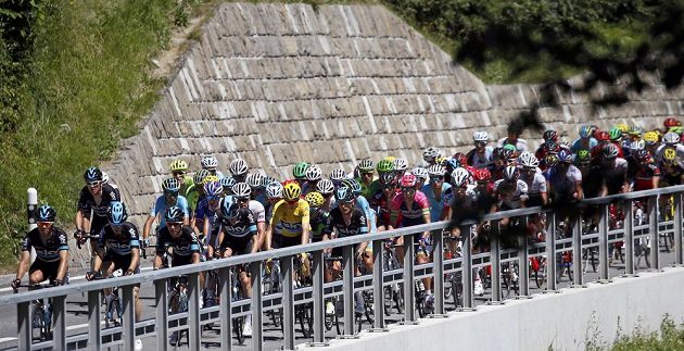 Peloton při středeční 17. etapě Tour de France. Uprostřed ve žlutém lídr průběžného pořadí Chris Froome.