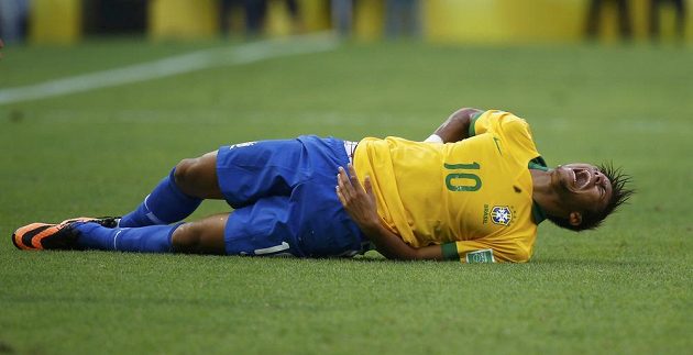 Hvězdný Brazilec Neymar několikrát pocítil v utkání Poháru FIFA tvrdost mexické obrany.