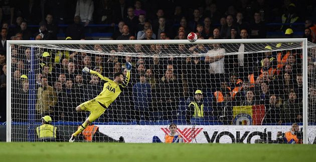 Eden Hazard (není na snímku) z Chelsea dává gól proti Tottenhamu. Hugo Lloris v bráně se natahuje marně.