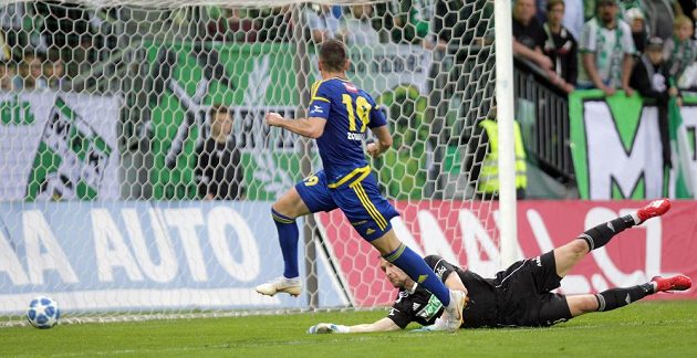 Lukáš Zoubele z Jihlavy překonává brankáře Karviné Martina Pastornického. Branka kvůli ofsajdu nebyla uznána.